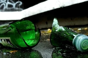 Інцидент трапився, коли жінка тримала пляшку, яка несподівано розірвалася