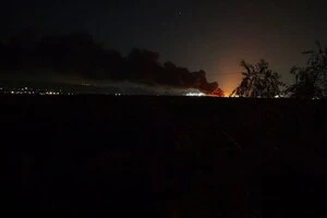 В окупованому Луганську після вибухів спалахнула пожежа на НПЗ (відео)