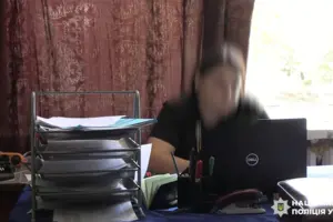 Посадовиця отримувала хабарі і на особисту банківську картку, і готівкою