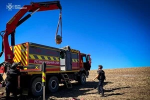 Уламки ракети Х-101 із бойовою частиною виявлено посеред поля на Київщині (фото)