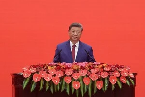 Председатель Китая Си Цзиньпин произносит тост на приеме после военного парада по случаю 80-й годовщины победы над Японией и окончания Второй мировой войны