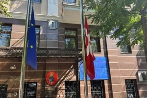 Приспущені прапори на будівлі посольства Данії в Україні