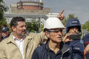 Голова МАГАТЕ Рафаель Гроссі (в центрі) заявляв, що росіяни показували йому свої плани запуску ЗАЕС 