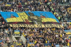 Українські вболівальники під час матчу з Францією розгорнули банер «Фортеця Європи»