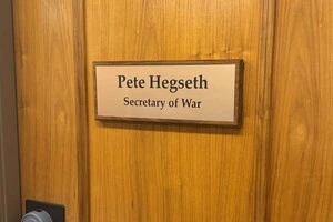 Нова вивіска на дверях кабінету Піта Гегсета
