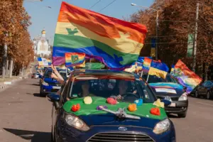 У Харкові відбувається ЛГБТ‑прайд на автомобілях 