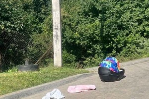 Львівʼянин забув колиску з немовлям на даху автомобіля і поїхав