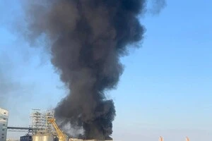 У порту Чорноморська спалахнула масштабна пожежа