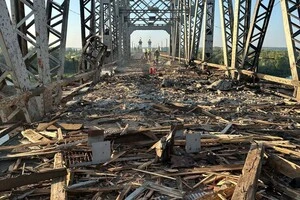 З'явились кадри пошкодженого російським ударом мосту у Кременчуці