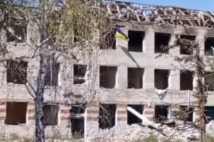 Український прапор на будівлі в селі Зарічне