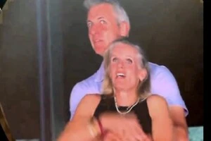 Жінка, яку заскочили в обіймах керівника на концерті Coldplay, розлучається з чоловіком