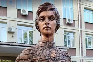 Авторами монументу стали українські скульптори Ігор та Вадим Зарічні