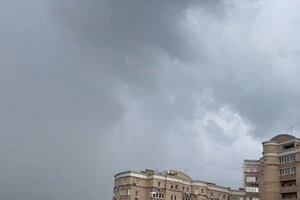 Фахівці рекомендують під час грози уникати перебування поблизу рекламних щитів, ліній електропередачі, великих дерев і не паркувати поруч із ними автотранспорт