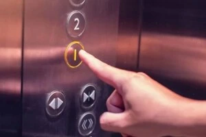 У Німеччині пенсіонер вижив, застрягши в ліфті на чотири дні