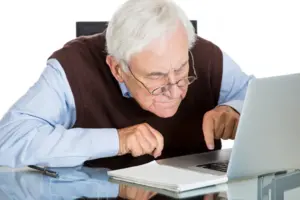 У податковій пояснили, як ФОПу вийти на пенсію та припинити сплачувати ЄСВ