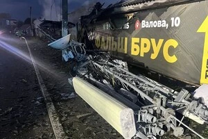 Розряд пошкодив кріплення чи фундамент, що призвело до обвалу вишки згодом