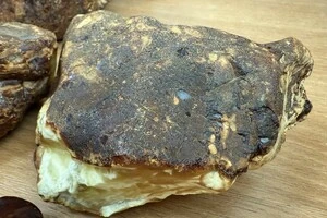 Митники конфіскували у рівнянина бурштин, який він відправляв до США та країн Перської затоки