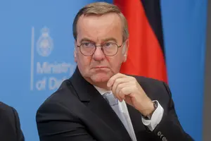 Пісторіус зазначив, що контракти передбачають постачання кількох тисяч безпілотників дальнього радіуса дії різних типів