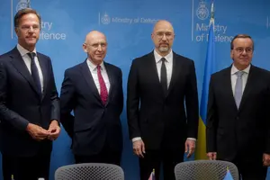 Генсек НАТО Марк Рютте, міністр оборони Великої Британії Джон Гілі, Денис Шмигаль, міністр оборони Німеччини Борис Пісторіус (зліва направо) присутні на засіданні у форматі «Рамштайн»