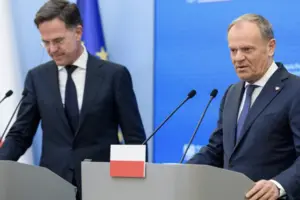 Туск поінформував генсека НАТО про збиття російських дронів над Польщею