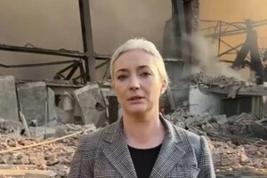 Заболотна записала повідомлення на тлі зруйнованої окупантами будівлі