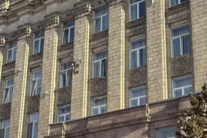 Унаслідок удару пошкоджено фасад будівлі