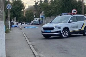 На місці події працює слідчо-оперативна група, яка встановлює всі обставини трагедії