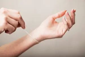 Ключовим досягненням стала гібридна структура, що поєднує напівпровідникові полімери з еластичною гумою