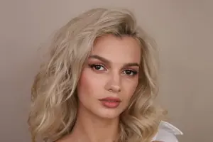 Маск виділить $1 млн на мурали з портретами вбитої в США українки