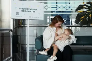 Заступниця міністра погодувала дитину груддю у міністерстві і звернулася до українок
