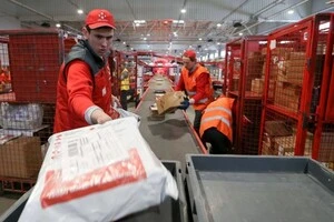 Дозвіл на виїзд за кордон 22-річним. «Нова пошта» повідомила, скільки втратила співробітників