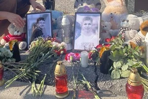 Жителі Шаргорода несуть квіти на місце вбивства двох школярів: оголошено дату похорону