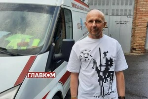 Дмитро Хилюк у дворі однієї з лікарень Києва. Каже, що на здоров’я особливо не скаржиться, але обстеження мусить пройти