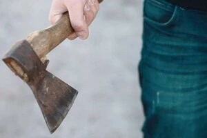 У Черкасах чоловік вдарив військового ТЦК сокирою