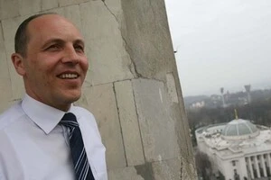 Слідчі у справі вбивства Парубія виявили зброю у його парламентському номері: деталі