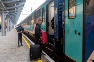 Квитки доступні у застосунку та на сайті «Укрзалізниці», а також на сайтах угорських та словацьких залізниць