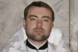 Священник Московської церкви поранив військового сокирою: ЗМІ назвали імʼя нападника