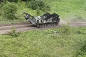 Бійці ЗСУ показали інженерну машину, яка трощила «зуби дракона» на Курщині