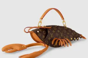 Всередину поміщається телефон, ключі та візитниця