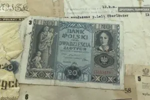 У Дрогобичі під час ремонту банку знайдено старовинні гроші та цінні папери