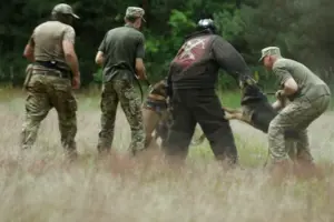 Кінолог пояснює, що собаку заборонено називати на ім’я, бо це військовослужбовець