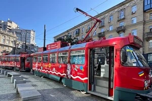 У Дніпрі з’явився панорамний екскурсійний трамвай (фото)