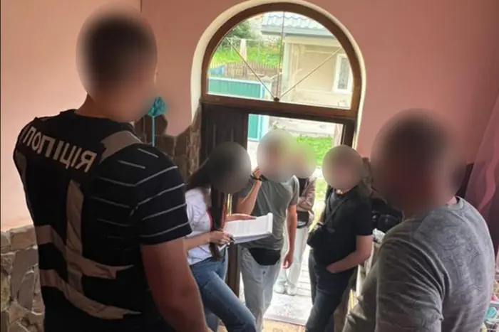 Батько змусив доньку укласти фіктивний шлюб, щоб «клієнт» отримав відстрочку