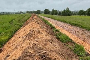 Крім рову, оборонна зона включатиме майже 600 бункерів