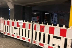 Комунальники ремонтуватимуть обшивку стелі переходу. Роботи виконуватимуть зі сторони Алеї Героїв Небесної сотні