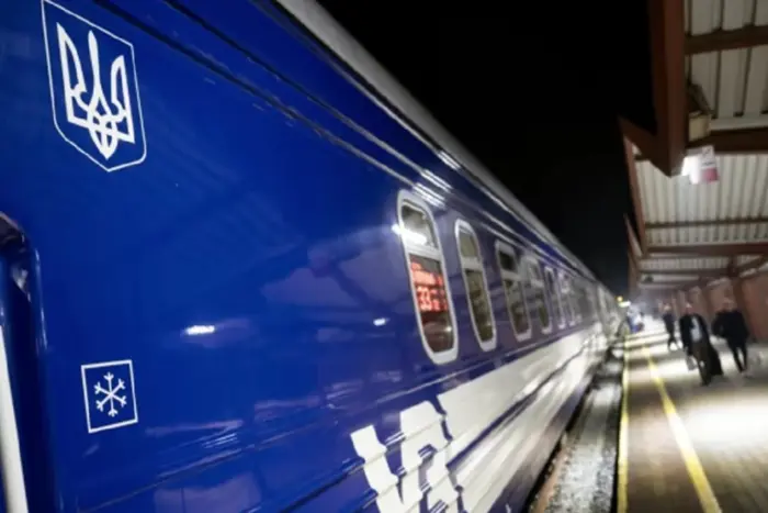 Окупанти вдарили по залізниці: є затримка потягів