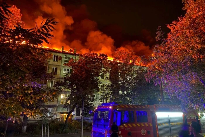 У Києві спалахнула масштабна пожежа в багатоповерхівці (відео)