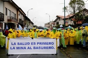 Десятки тисяч людей протестують проти проєкту шахти в Еквадорі