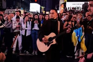 Музичний виконавець встиг заспівати п'ять композицій перед багатонаціональним натовпом 