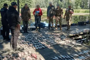 Поліцейські вилучили речові докази, серед яких знаряддя лову та водні біоресурси різного виду